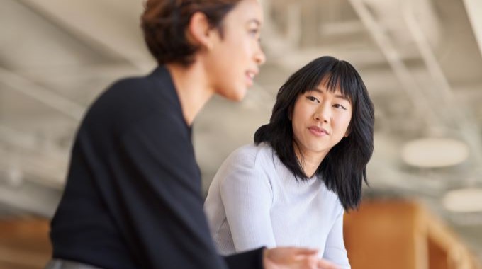 Совместная работа Ключевые слова: Viva; Одри; Сун-Хи; гибридная работа; вовлеченный; взаимодействующий; поддерживающий; женщина; женщины; женский; говорящий; жестикуляция; слушание; офис; стоящий; коллеги; собрание; уверенный; говорящий; разговор; подключенный